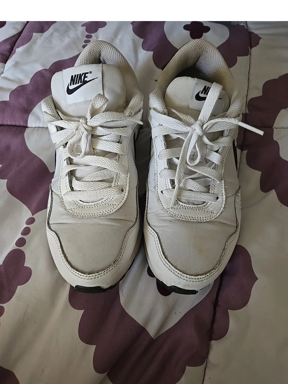 Nike Athletic Shoes Sneakers Size 8.5 White And Black B18
